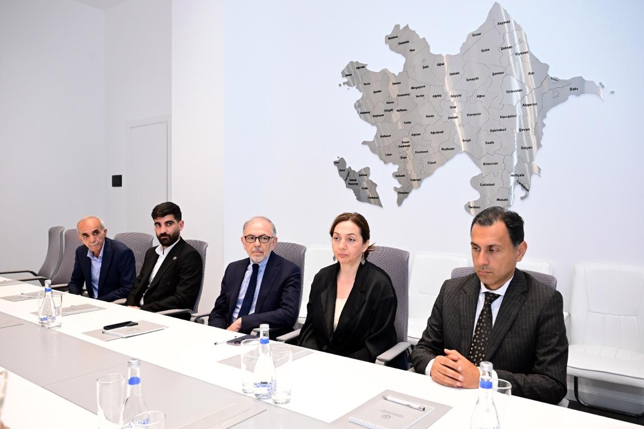 Mədəniyyət naziri Gəncə teatrının öz həmkarlarını xilas edən əməkdaşları ilə görüşdü - FOTOLAR
